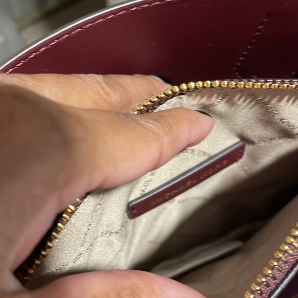 Michael Kors Mercer Medium Pebbled Crossbody & keychain - Picture 8 of 8